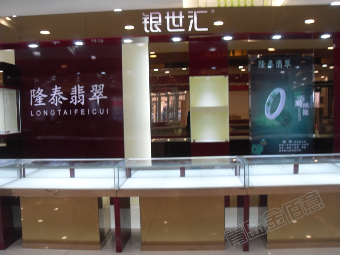 金碧辉煌的珠宝展柜